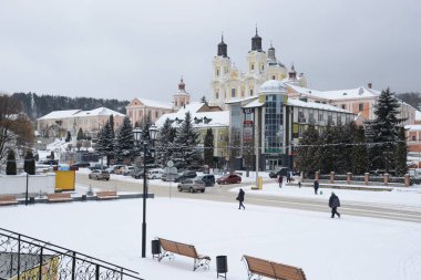Eski şehrin tarihi kısmı. Eski kasaba, merkez cadde. Dönüşüm Katedrali.  
