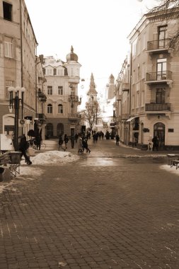 Eski kasabada Noel ağacı. Noel ağacı, eski kasaba.  