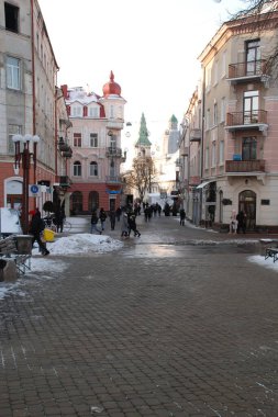 Eski kasabada Noel ağacı. Noel ağacı, eski kasaba.  