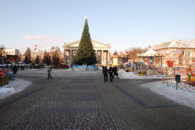  Eski kasaba meydanındaki Noel ağacı. Noel ağacı, eski meydan, şehir, yapay, dallar, çelenkler, genel manzara, yeşil, mücevherler, iğneler, yeni yıl, oyuncaklar, ağaç, gövde.