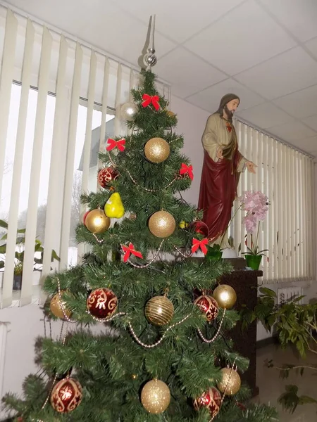 Árbol Navidad Artificial Interior Escultura Jesucristo —  Fotos de Stock