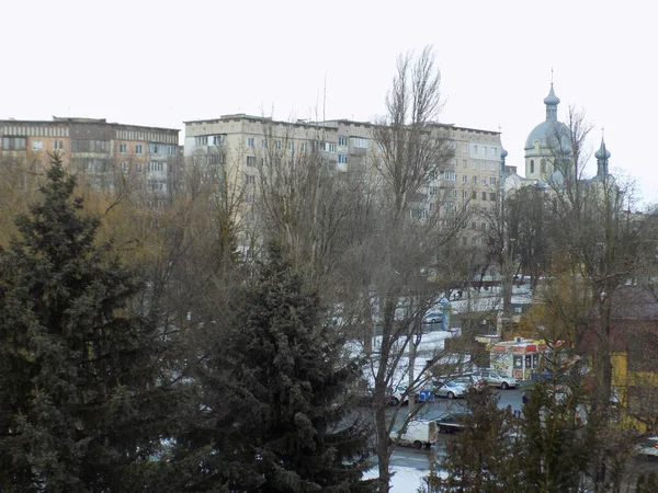 Widok Okna Miasta Stary Zimowy Śnieżny Park — Zdjęcie stockowe