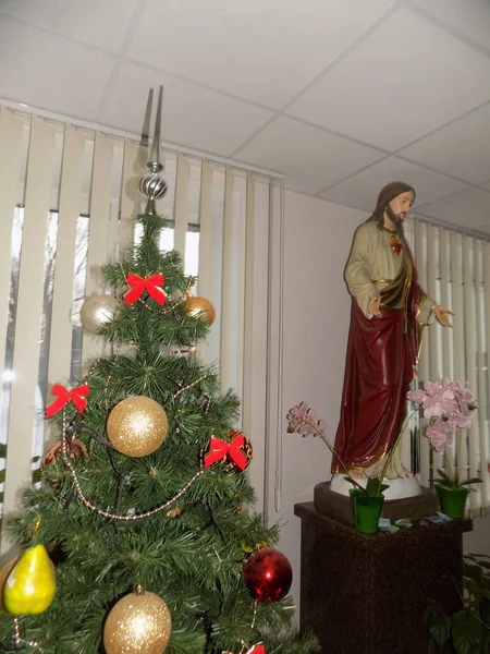 Kunstmatige Kerstboom Binnen Beeldhouwkunst Van Jezus Christus — Stockfoto