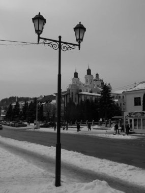 Eski şehrin tarihi kısmı. Eski kasaba, merkez cadde. Dönüşüm Katedrali. 