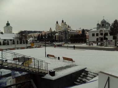 Eski şehrin tarihi kısmı. Eski kasaba, merkez cadde. Dönüşüm Katedrali. 