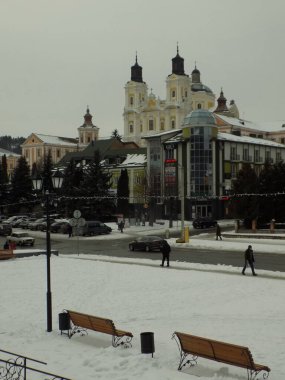 Eski şehrin tarihi kısmı. Eski kasaba, merkez cadde. Dönüşüm Katedrali. 