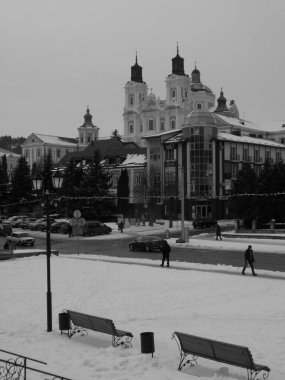 Eski şehrin tarihi kısmı. Eski kasaba, merkez cadde. Dönüşüm Katedrali. 