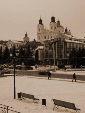 Eski şehrin tarihi kısmı. Eski kasaba, merkez cadde. Dönüşüm Katedrali. 