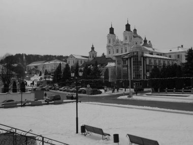  Eski şehrin tarihi kısmı. Eski kasaba, merkez cadde. Dönüşüm Katedrali.          