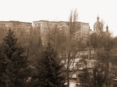  Pencereden şehre olan manzara. Eski, kış, karlı bir park.         