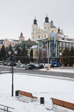 Eski şehrin tarihi kısmı. Eski kasaba, merkez cadde. Dönüşüm Katedrali. 