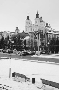 Eski şehrin tarihi kısmı. Eski kasaba, merkez cadde. Dönüşüm Katedrali. 