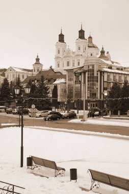 Eski şehrin tarihi kısmı. Eski kasaba, merkez cadde. Dönüşüm Katedrali. 