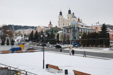 Eski şehrin tarihi kısmı. Eski kasaba, merkez cadde. Dönüşüm Katedrali. 