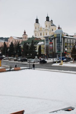 Eski şehrin tarihi kısmı. Eski kasaba, merkez cadde. Dönüşüm Katedrali. 