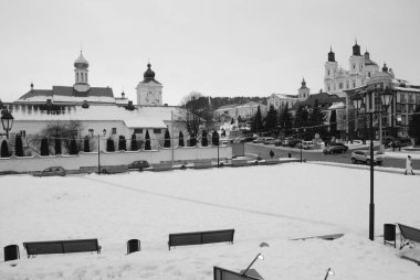 Eski şehrin tarihi kısmı. Eski kasaba, merkez cadde. Dönüşüm Katedrali. Nicholas Katedrali. Fransisken Manastırı.