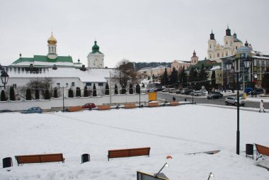 Eski şehrin tarihi kısmı. Eski kasaba, merkez cadde. Dönüşüm Katedrali. Nicholas Katedrali. Fransisken Manastırı.