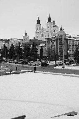 Eski şehrin tarihi kısmı. Eski kasaba, merkez cadde. Dönüşüm Katedrali. 