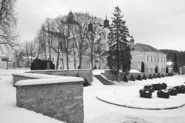 Eski şehrin tarihi kısmı. Eski kasaba, merkez cadde. Dönüşüm Katedrali.