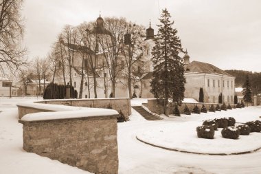 Eski şehrin tarihi kısmı. Eski kasaba, merkez cadde. Dönüşüm Katedrali.