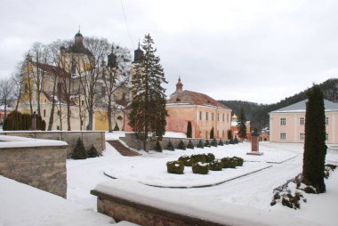 Eski şehrin tarihi kısmı. Eski kasaba, merkez cadde. Dönüşüm Katedrali.