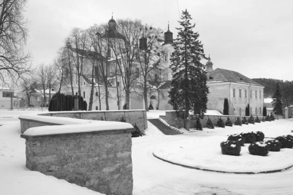 Eski şehrin tarihi kısmı. Eski kasaba, merkez cadde. Dönüşüm Katedrali.