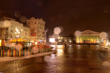 Eski kasaba meydanındaki Noel ağacı. Noel ağacı, eski meydan, şehir, yapay, dallar, çelenkler, genel manzara, yeşil, mücevherler, iğneler.,