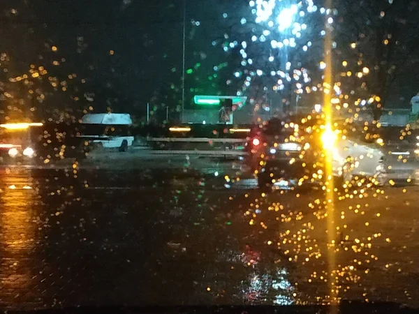 Yağmurlu Gece Araba Işıkları — Stok fotoğraf