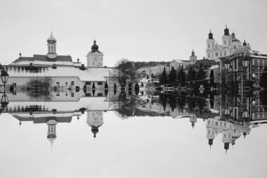 Eski şehrin tarihi kısmı. Eski kasaba, merkez cadde. Dönüşüm Katedrali. Nicholas Katedrali. Fransisken Manastırı.