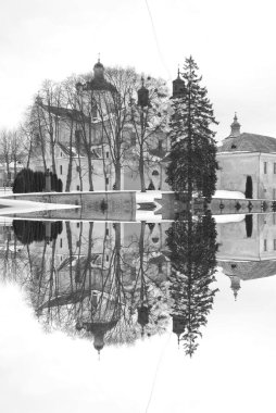 Eski şehrin tarihi kısmı. Eski kasaba, merkez cadde. Dönüşüm Katedrali.