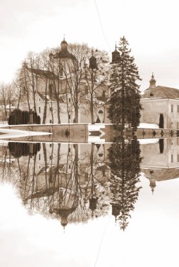 Eski şehrin tarihi kısmı. Eski kasaba, merkez cadde. Dönüşüm Katedrali.