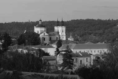 Eski şehrin tarihi kısmı. Eski kasaba, merkez cadde. Dönüşüm Katedrali.