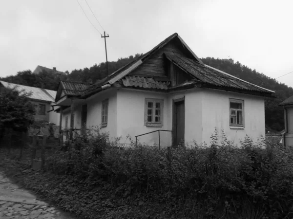 Παλιό Αγροτικό Οικιστικό Κτίριο Ξύλινο Σπίτι Στο Ουκρανικό Χωριό — Φωτογραφία Αρχείου