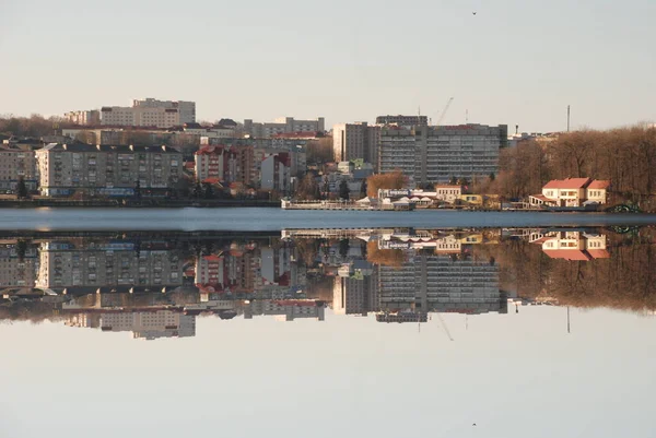 Miasto Nad Brzegiem Dużego Jeziora — Zdjęcie stockowe