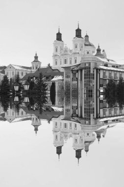 Eski şehrin tarihi kısmı. Eski kasaba, merkez cadde. Dönüşüm Katedrali.