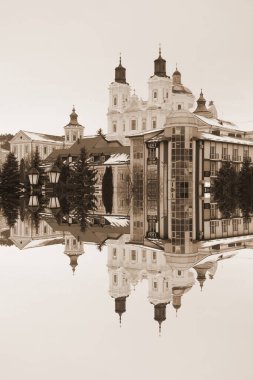 Eski şehrin tarihi kısmı. Eski kasaba, merkez cadde. Dönüşüm Katedrali.