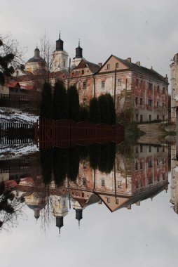 Eski şehrin tarihi kısmı. Eski kasaba, merkez cadde. Dönüşüm Katedrali.