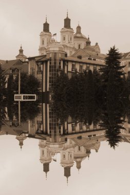 Eski şehrin tarihi kısmı. Eski kasaba, merkez cadde. Dönüşüm Katedrali.