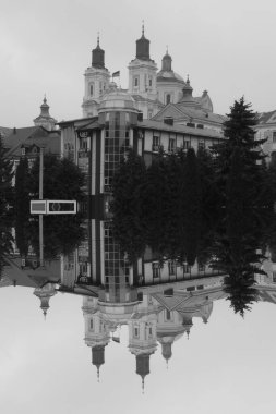 Eski şehrin tarihi kısmı. Eski kasaba, merkez cadde. Dönüşüm Katedrali.