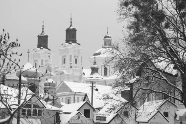 Eski şehrin tarihi kısmı. Eski kasaba, merkez cadde. Dönüşüm Katedrali.