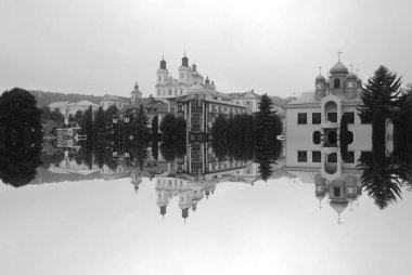 Eski şehrin tarihi kısmı. Eski kasaba, merkez cadde. Dönüşüm Katedrali.