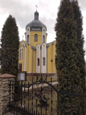 Kenar mahallelerdeki kilise. Kutsal Bakire 'nin Doğuşu Kilisesi.