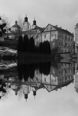 Eski şehrin tarihi kısmı. Eski kasaba, merkez cadde. Dönüşüm Katedrali.