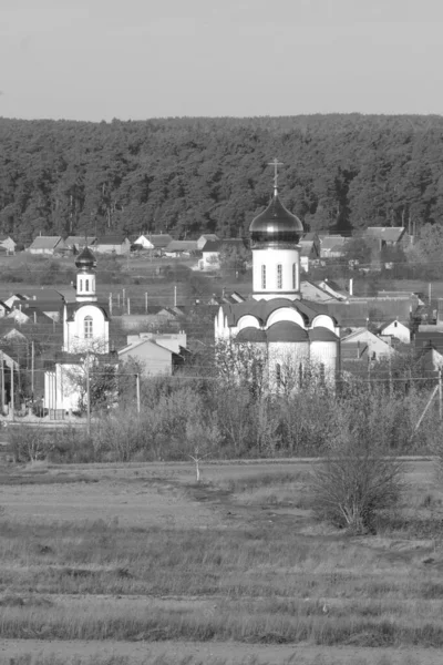 外皮に教会 外皮に教会 ウクライナの村の木造住宅 — ストック写真