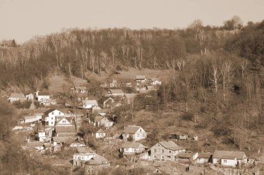Kozalaklı ormanlarda kış günü. Ukrayna köyündeki ahşap ev.