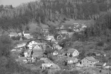 Kozalaklı ormanlarda kış günü. Ukrayna köyündeki ahşap ev.