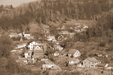 Kozalaklı ormanlarda kış günü. Ukrayna köyündeki ahşap ev.