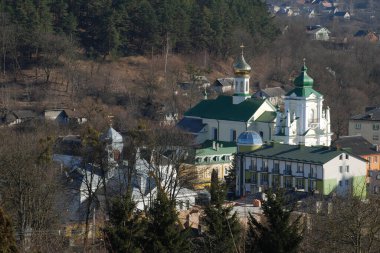 Eski kasabada Noel ağacı. Noel ağacı, eski kasaba. St. Nicholas Katedrali. Fransisken Manastırı.