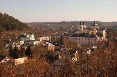 Eski şehrin tarihi kısmı. Eski kasaba, merkez cadde. Dönüşüm Katedrali. Nicholas Katedrali. Fransisken Manastırı.