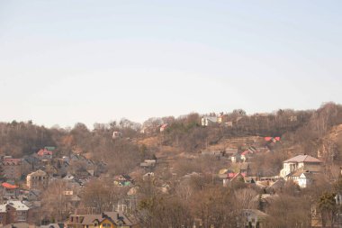 Kozalaklı ormanlarda kış günü. Ukrayna köyündeki ahşap ev. 